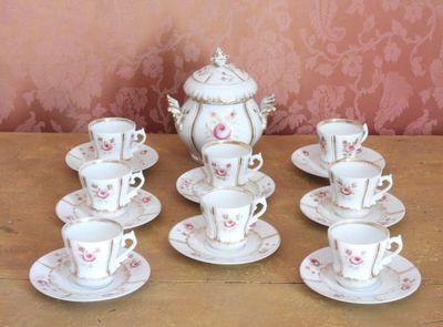 beaucoup de tasses et de soucoupes sur la table
