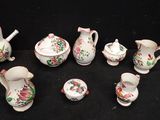 de nombreuses pièces de porcelaine de formes variées disposées sur un fond noir