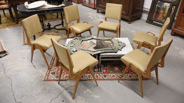 Maurice Pré (XXème siècle). Série de six chaises en bois naturel,...