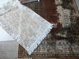 deux tapis posés côte à côte sur le sol