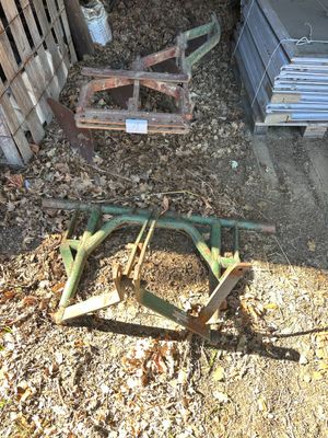 un tas de bois et de métal par terre