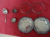 deux assiettes en argent et deux cuillères posées sur une nappe rouge