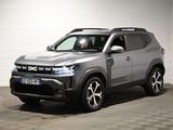 Le SUV gris est garé dans une grande pièce au sol carrelé.