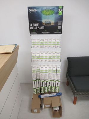 un présentoir de boîtes de produits de toilette et une chaise dans une pièce