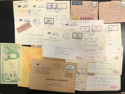 quelques vieilles cartes postales et enveloppes posées sur une table