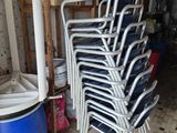 un grand nombre de chaises empilées les unes sur les autres
