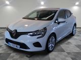 la voiture blanche est garée sur le sol à carreaux d'un garage