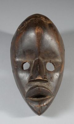 une image représentant un masque en bois sur un fond blanc