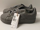 Baskets adidas Superstar en cuir, couleur grise, avec étiquette de prix