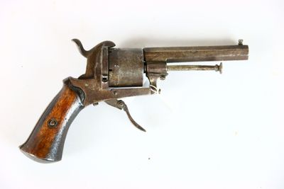 gros plan d'un revolver sur une surface blanche