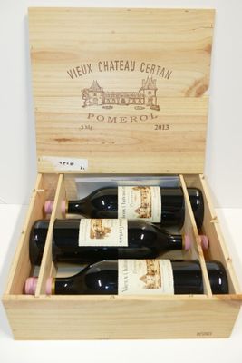 trois bouteilles de vin dans un coffret en bois