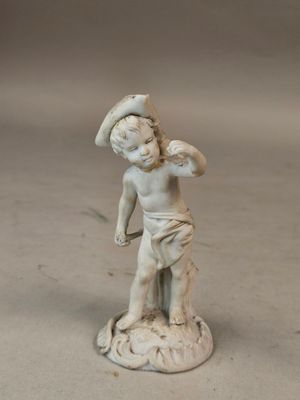 Biscuit sujet représentant un jeune angelot au chapeau.