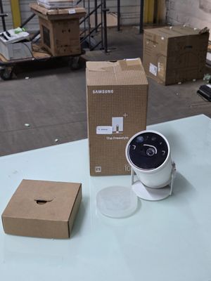 une boîte et une tasse posées sur une table à côté d'une boîte
