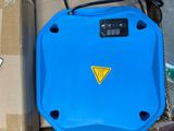 une boîte bleue sur laquelle figure un triangle jaune, à côté d'une boîte avec une boîte marron et d'une boîte marron avec une boîte bleue sur laquelle figure un triangle jaune