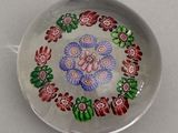 une plaque de verre ornée d'un motif floral coloré