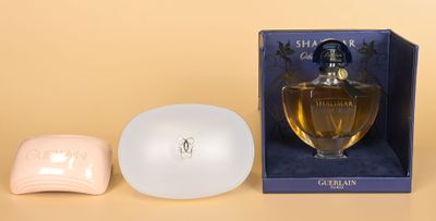une photo d'un flacon de parfum à côté d'un porte-savon