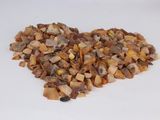 un cœur formé de pierres sur une surface blanche