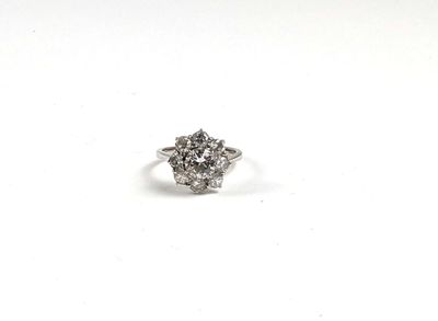 une image d'une bague en diamant posée sur une surface blanche