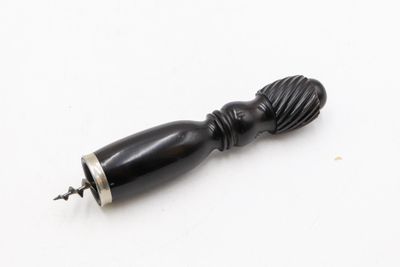 l'image d'un petit objet noir sur une surface blanche