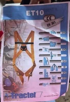 une personne tenant un morceau de papier sur lequel figure une image