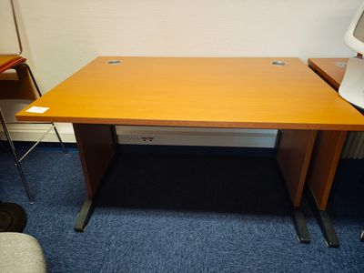 un bureau avec un ordinateur et une chaise dans un coin