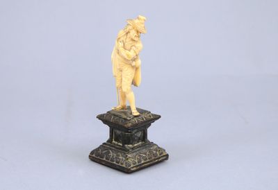 une image représentant la statue d'un homme debout sur un piédestal