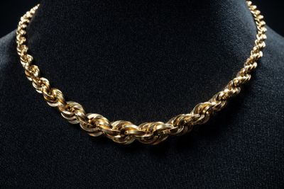 a gold chain necklace on a mannequin mannequin mannequin mannequin mannequin mannequin mannequin mannequin manne