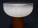 gros plan d'une lampe sur une table à fond noir