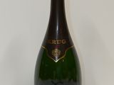 une image représentant une bouteille de champagne posée sur une table