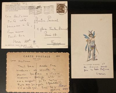 Deux vieilles cartes postales sont exposées dans une vitrine.