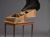 un vieux tourne-disque posé sur une table, avec un disque dessus