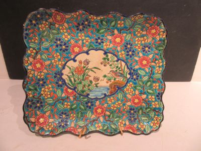 une assiette décorative ornée de fleurs et d'oiseaux