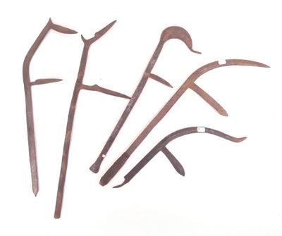 Plusieurs types d'outils sont représentés sur une surface blanche