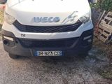 une camionnette blanche garée sur le bord de la route