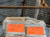 une pile de boîtes empilées les unes sur les autres