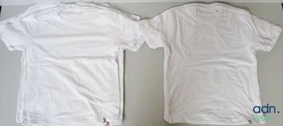deux t-shirts blancs posés l'un à côté de l'autre sur une table