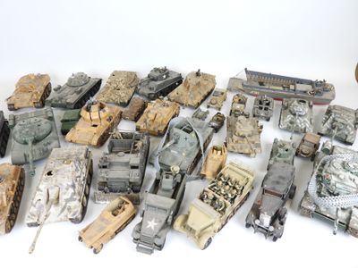 de nombreux véhicules militaires miniatures posés sur une surface blanche