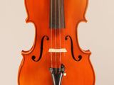 gros plan d'un violon avec un archet sur fond blanc