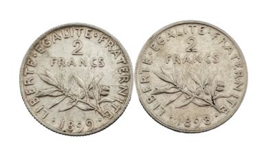une vieille pièce de monnaie sur laquelle figure un oiseau, posée sur une surface blanche