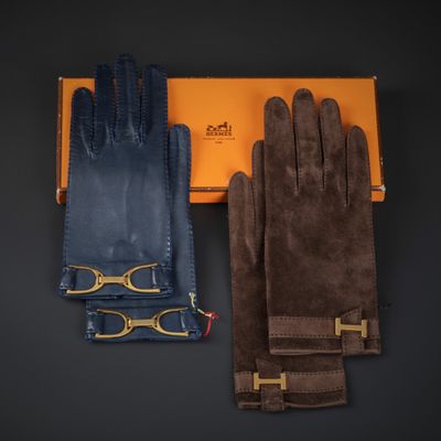 HERMES. Deux paires de gants, une en cuir « veau velours » b…