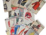 de nombreux magazines de mode vintage posés sur une surface blanche