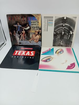 trois vinyles de Texas Records, dont l'un comporte la photo du visage d'une femme, et un