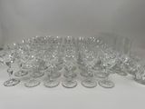 un grand nombre de verres à vin posés sur une table