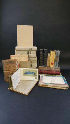 plusieurs livres empilés sur une table