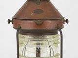 une lanterne à l'ancienne en cuivre et en verre, avec une ampoule au sommet