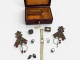 un assortiment de bijoux comprenant une montre, un bracelet, une bague et d'autres articles