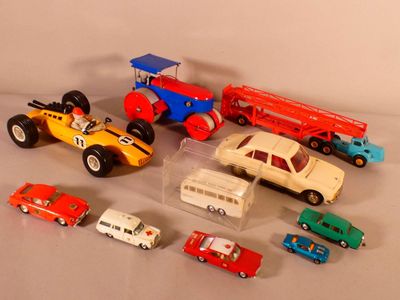 un grand nombre de petites voitures posées sur une table