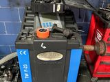 une photo d'une batterie de voiture dans un garage