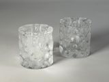deux vases en verre posés l'un à côté de l'autre sur une table