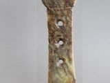 une petite figurine représentant une tour avec une banane posée par terre